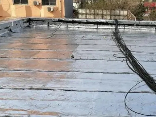 博兴卫生间漏水维修公司分享下博兴屋面楼顶防水刚性防水层施工要点。